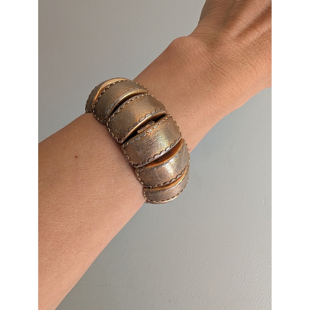 Vintage Mid Century Gold Tone Textured Scalloped Panel Stretch Bracelet